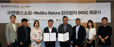 Abdul Razak Mohd Isa (fourth from right), co-founder and CEO of Medika Natura and on his left is Hang-Mok Joe, CEO of NS Home Shopping, at the Memorandum of Agreement signing ceremony. © Medika Natura 